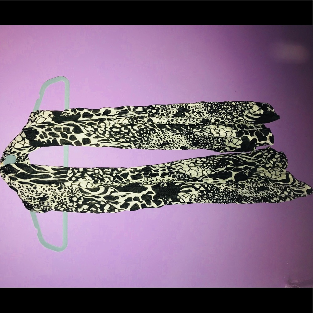 Black and White Giraffe Print Fashion Scarf